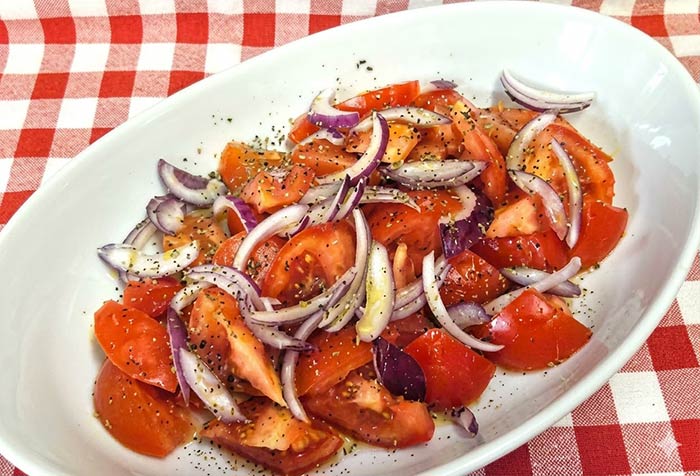 Insalata pomodoro e cipolla fresca
